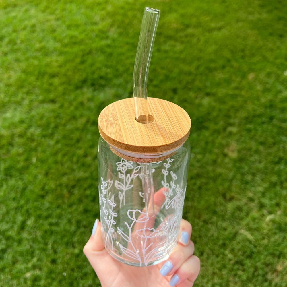 Flower design beer glass can with glass straw and bamboo lid - Picture 3 of 3